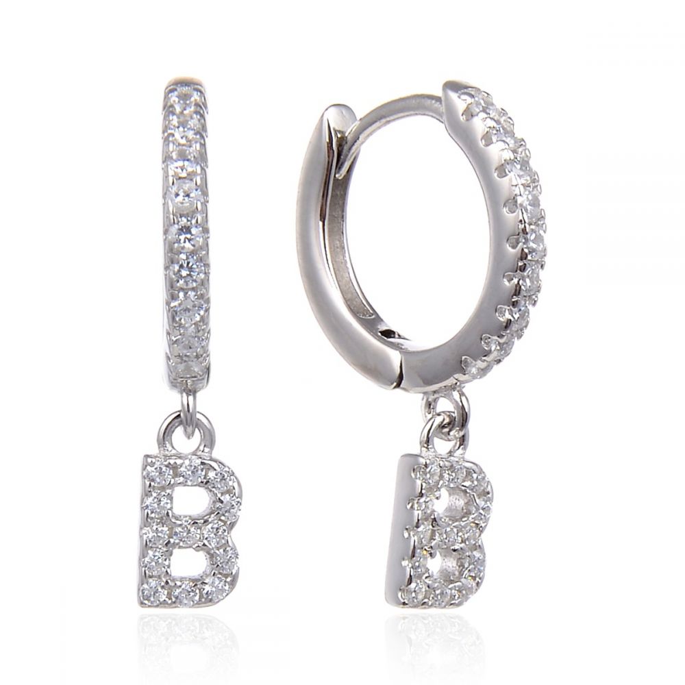 pendientes de aro con letra inicial para piercing que están confeccionados en plata de ley con baño de oro 18 kilates. gold plated silver initial letter hoop earrings for piercing.