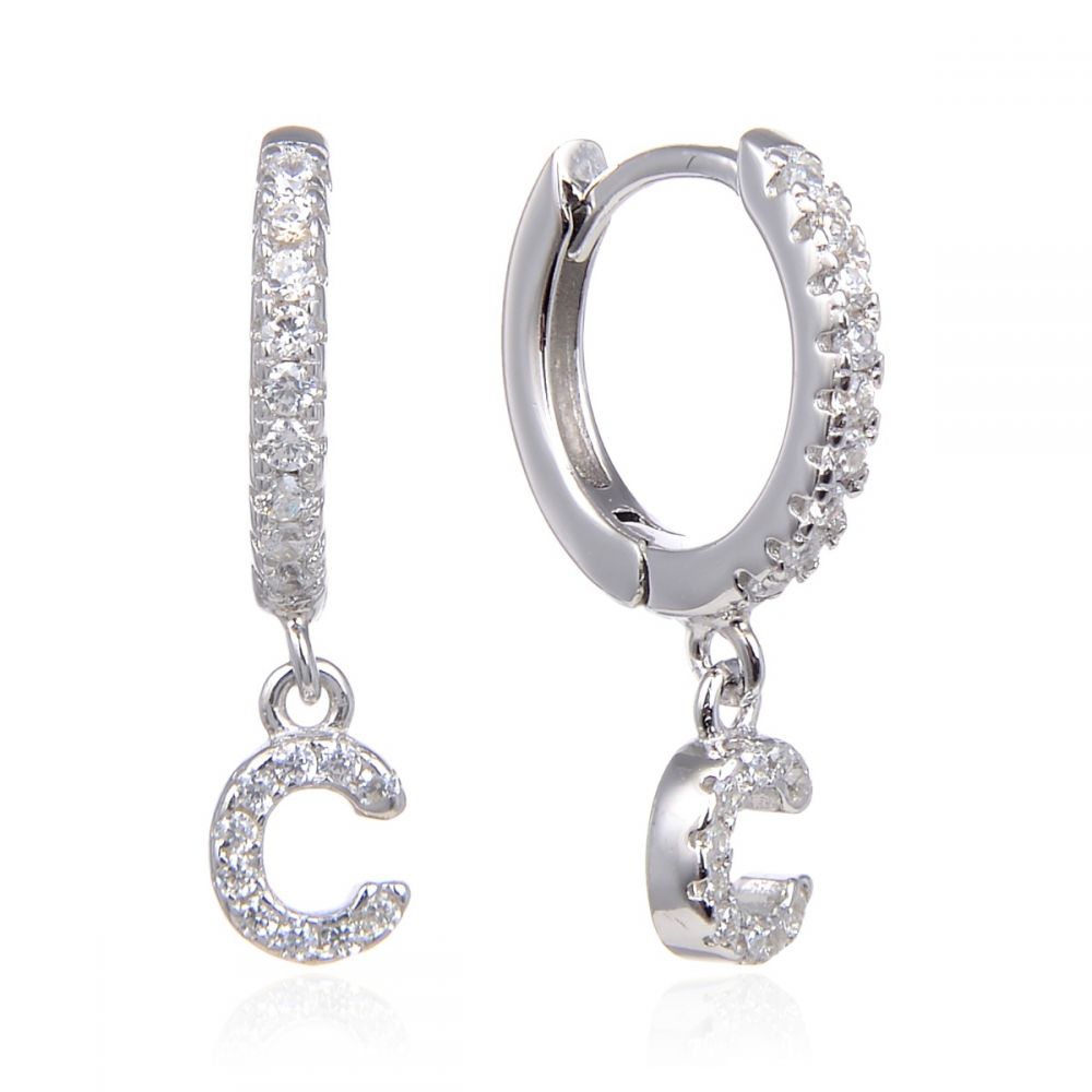 pendientes de aro con letra inicial para piercing que están confeccionados en plata de ley con baño de oro 18 kilates. gold plated silver initial letter hoop earrings for piercing.