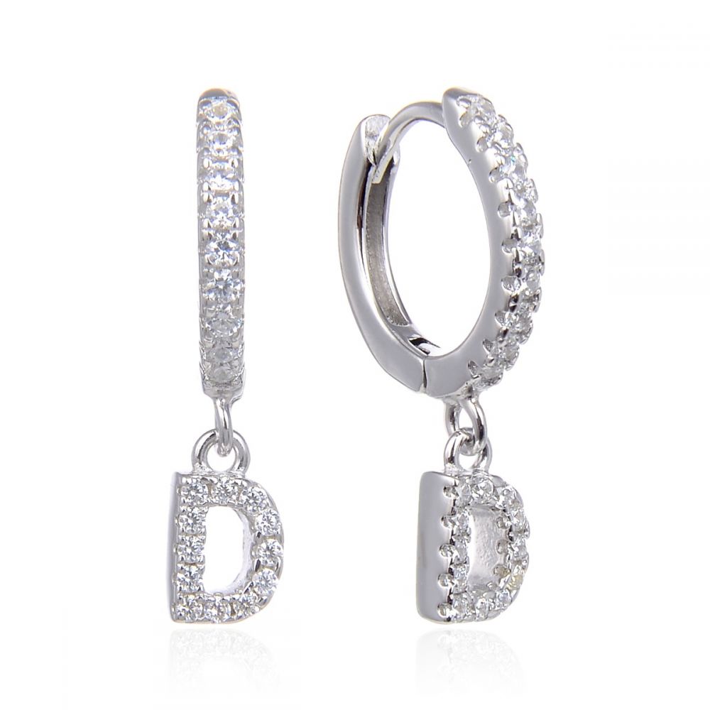 pendientes de aro con letra inicial para piercing que están confeccionados en plata de ley con baño de oro 18 kilates. gold plated silver initial letter hoop earrings for piercing.