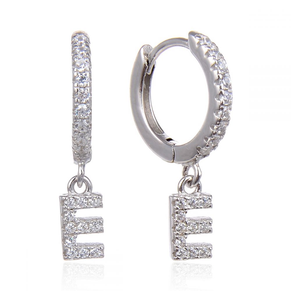 pendientes de aro con letra inicial para piercing que están confeccionados en plata de ley con baño de oro 18 kilates. gold plated silver initial letter hoop earrings for piercing.