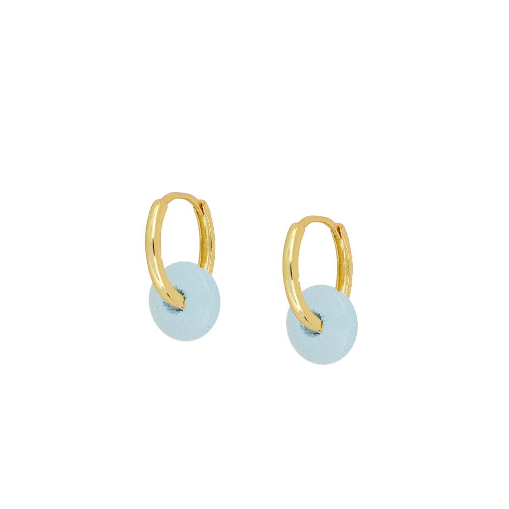 Aros pequeños y ligeros para verano confeccionados en plata de ley con baño de oro 18 kilates. Tienen bolitas de madera intercambiables en color azul turquesa, mint y rosa fucsia. SOn hipoalergénicos o anti alergia. Gold plated sterling silver turquoise and pink bead small hoop earrings.