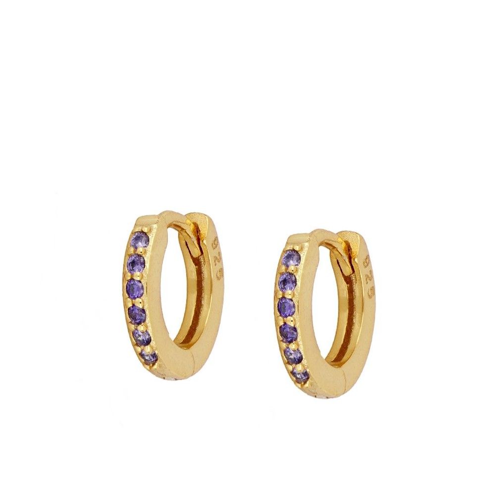 Pequeños pendientes de aro con circonitas lila o moradas confeccionados en plata de ley 925 con baño de oro 18 kilates. Gold plated silver hoop earrings for piercing with lilac zircon