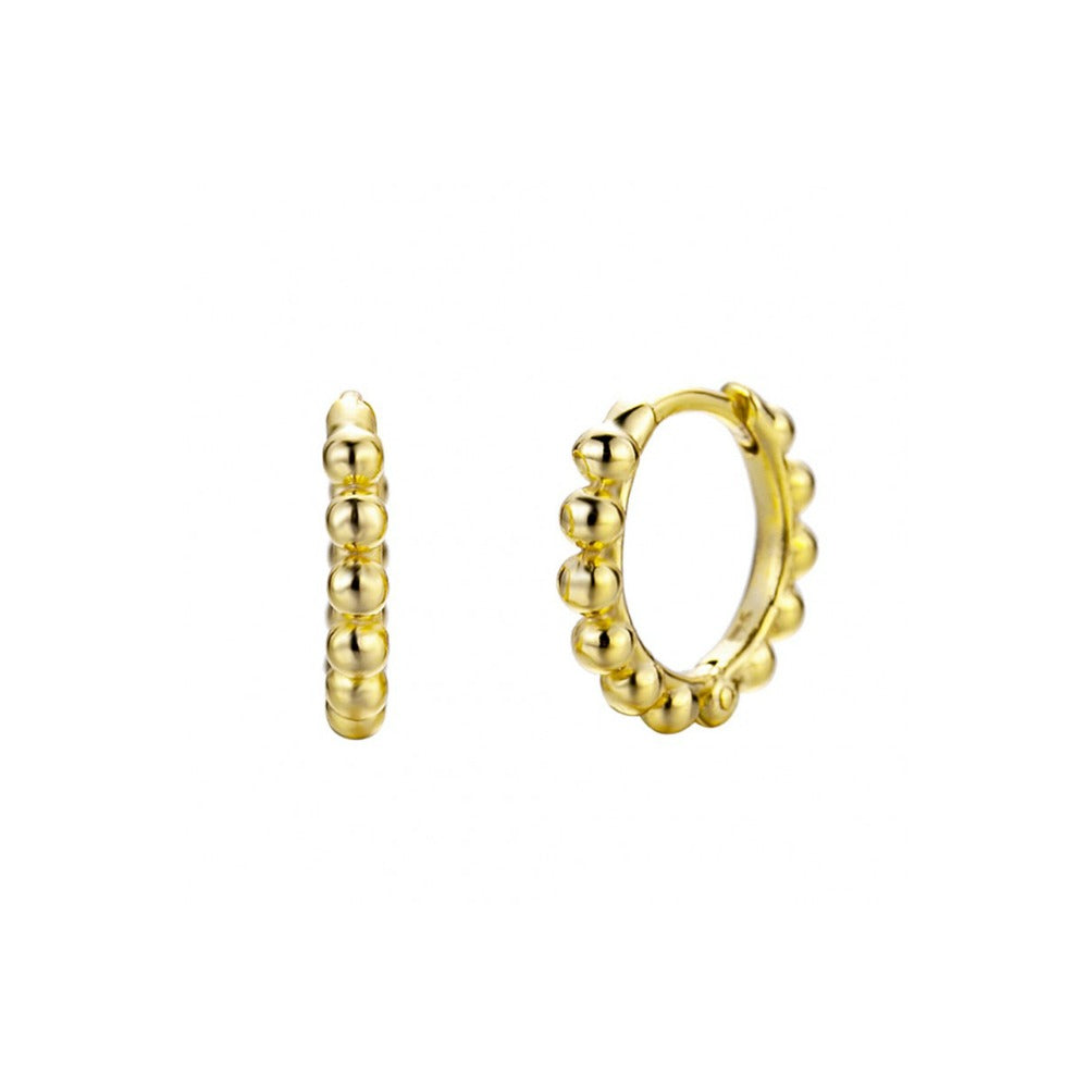 Aritos de piercing con bolitas confeccionados en plata de ley con baño de oro 18 kilates y diámetro 10 mm. Gold plated sterling silver bead hoop earrings for piercing