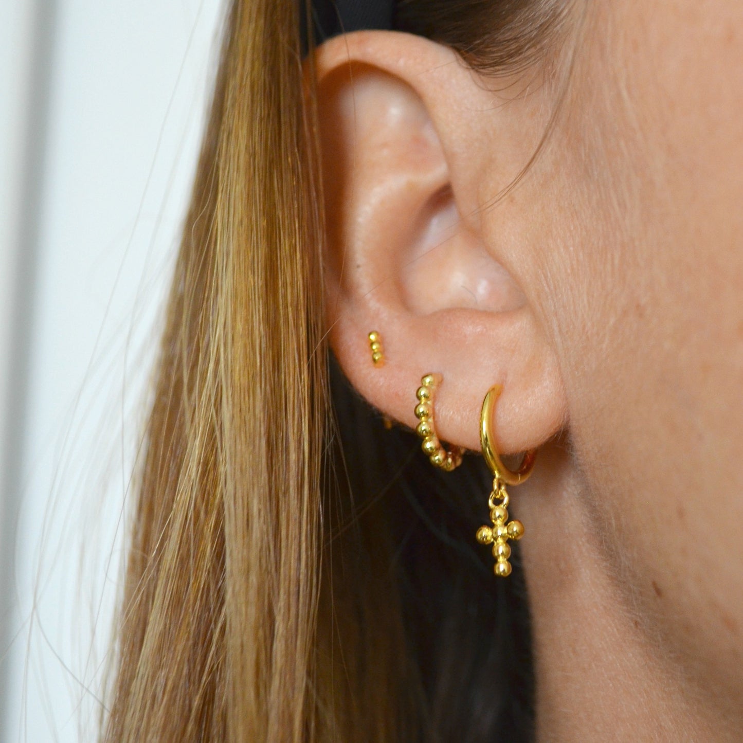 Aritos de piercing con bolitas confeccionados en plata de ley con baño de oro 18 kilates y diámetro 10 mm