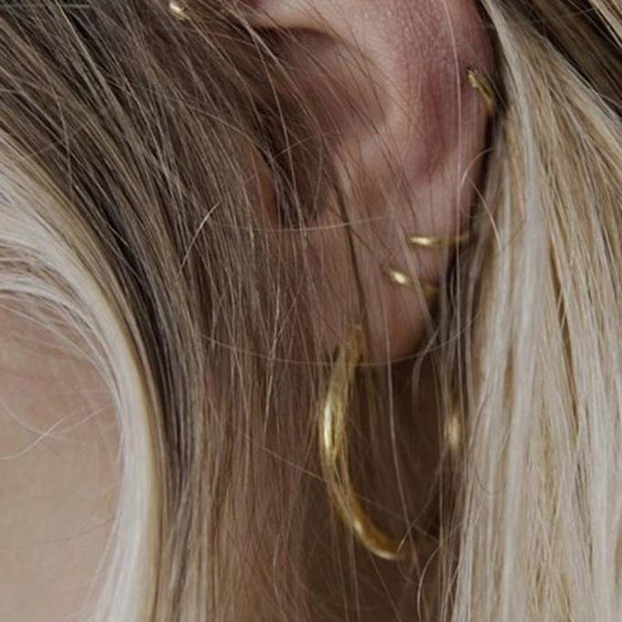 Pequeños pendientes de aro mini 10 mm para niña o piercing de cartílago confeccionados en plata de ley 925 con baño de oro 18 kilates. Gold plated sterling silver small hoop earrings for little girls o cartilage helix piercing.