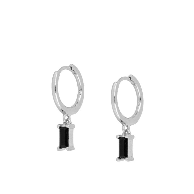 pendientes de aro pequeños con colgante rectánculo negro y que están confeccionados en plata de ley con baño de oro 18 kilates. Se venden sueltos por unidad.
