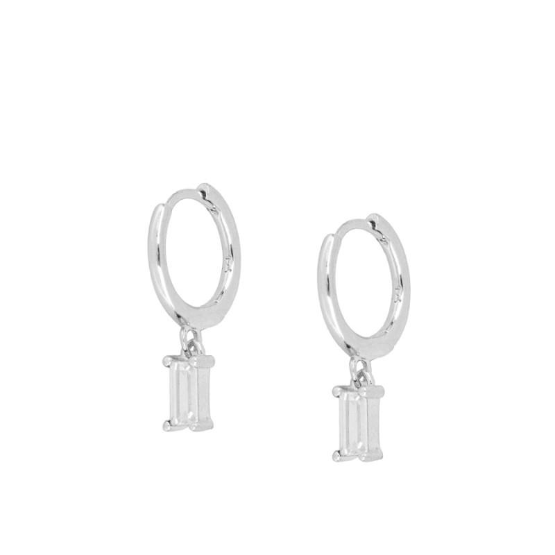 pequeños aros de piercing individuales con colgante de circonita rectangular. Están confeccionados en plata de ley rodiada o plata 925 con baño de oro.