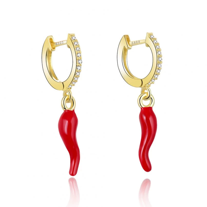 Aritos con guindilla o chili curniciello rojo confeccionados en plata de ley con baño de oro y circonitas para piercing, Gold plated sterling silver zircon red spicy pendant hoop earrings