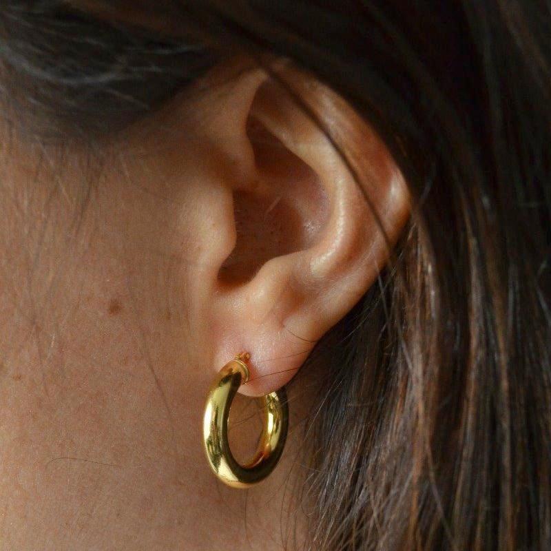 Pendientes medianos de aro gordito confeccionados en plata de ley 925 con baño de oro 18 kilates y no pesan. Gold plated sterling silver chunky medium size light hoop earrings