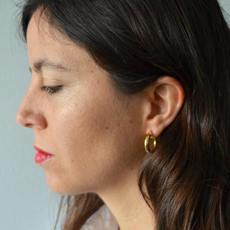 Pendientes medianos de aro gordito confeccionados en plata de ley 925 con baño de oro 18 kilates y no pesan. Gold plated sterling silver chunky medium size light hoop earrings