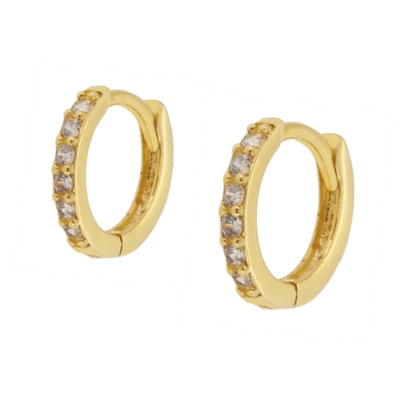 Pequeños pendientes de aro para niña o piercing de cartílago como helix y tragus con circonitas confeccionados en plata de ley 925 con baño de oro 18 kilates. Gold plated sterling silver zircon small hoop earrings for cartilage piercing or little girls.