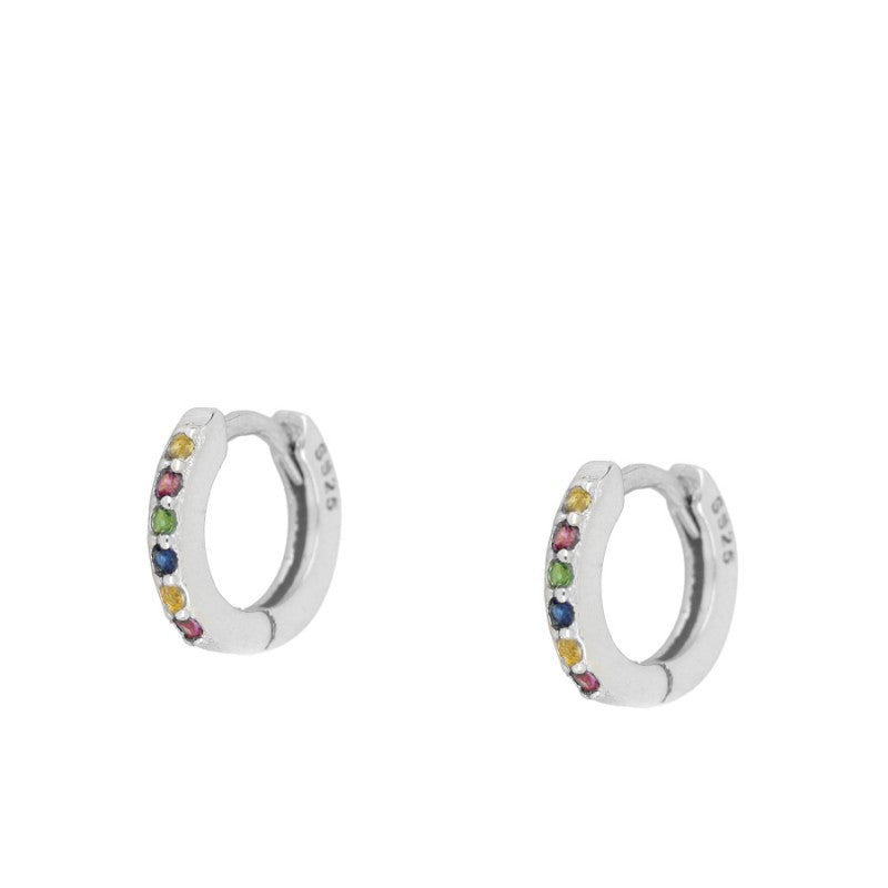 Pequeños pendientes de aro para niña o piercing de helix y tragus con circonitas multicolor confeccionados en plata de ley 925 con baño de oro 18 kilates. Gold plated sterling silver rainbow zircon small hoop earrings for piercing.