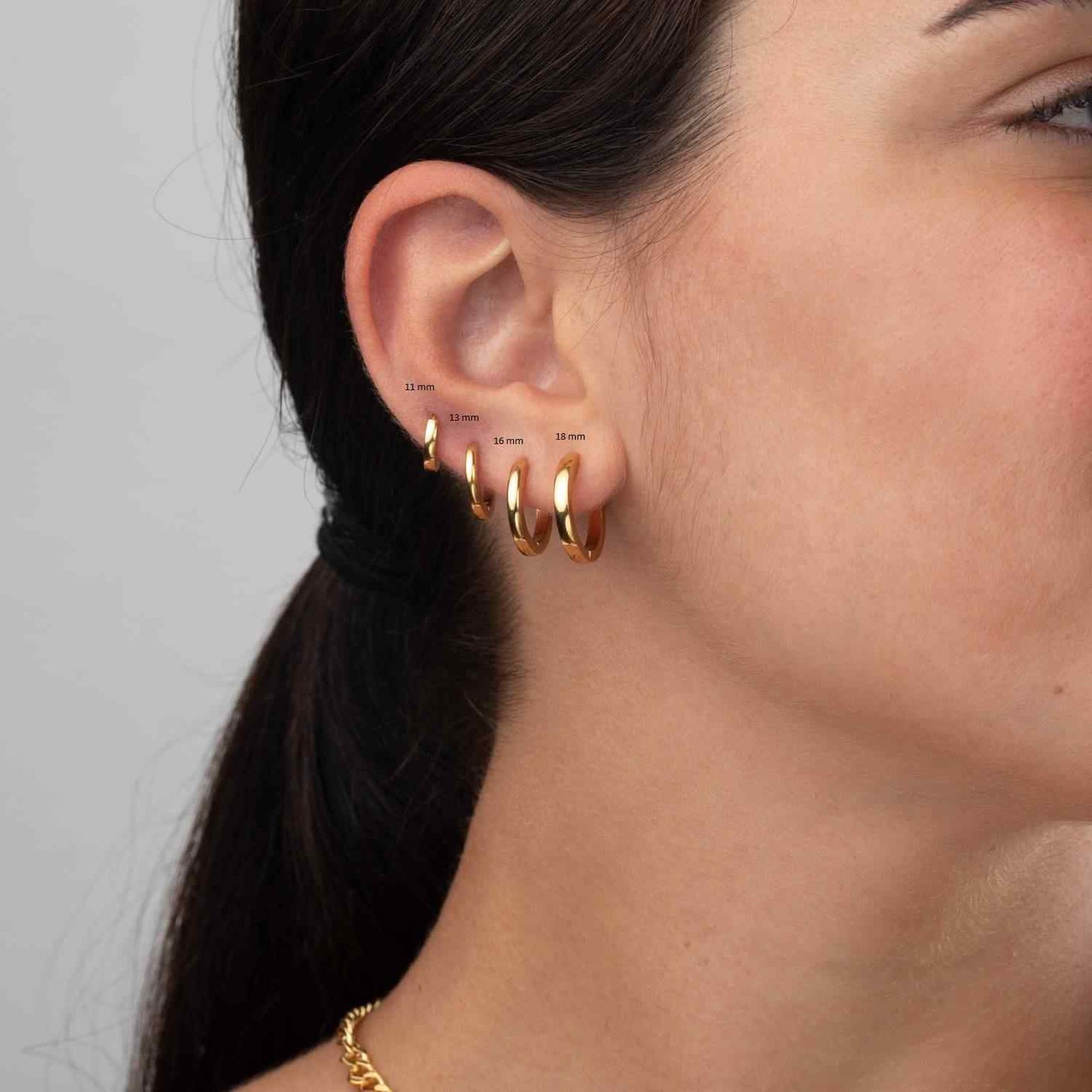 Aros básicos de piercing básicos con cierre fácil resistentes al agua. Son hipoalergénicos y están confeccionados en acero inoxidable con baño de oro 18 kilates. Gold plated stainless steel waterproof hoop earrings for helix piercing.