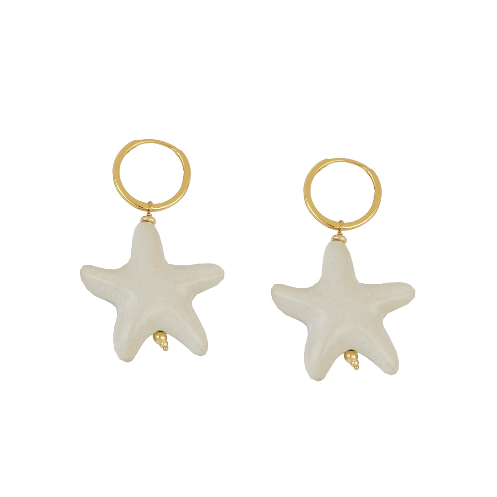 Aros grandes y ligeros para verano confeccionados en plata de ley con baño de oro 18 kilates, Tienen un colgante de estrella de mar grande color blanco. SOn hipoalergénicos o anti alergia. Gold plated sterling silver white starfish hoop earrings.