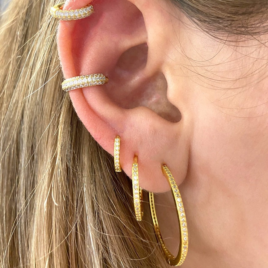 pendientes de aro grandes y básicos con circonitas como los de jennifer lopez. Estan confeccionados en plata de ley con baño de oro 18 kilates y cierre fácil. JLO´s gold plated sterling silver zircon hoop earrings.