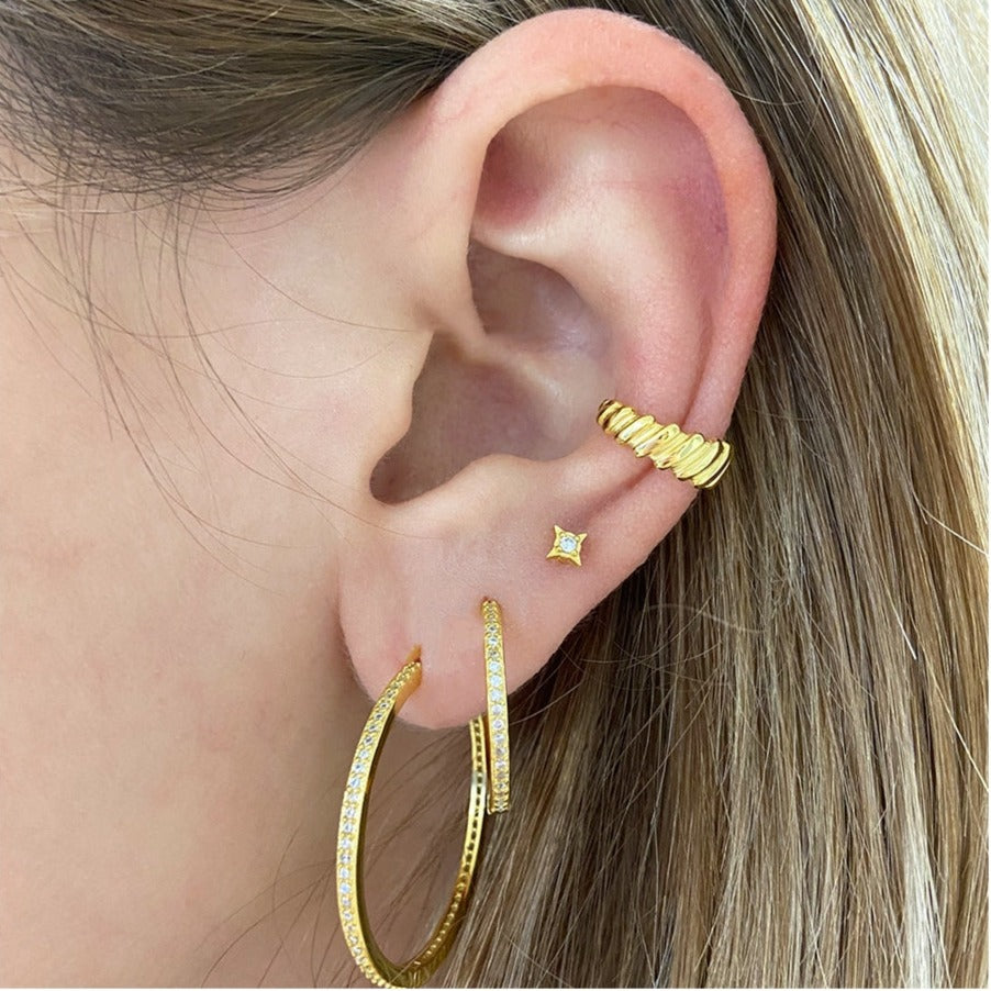 pendientes de aro grandes y básicos con circonitas como los de jennifer lopez. Estan confeccionados en plata de ley con baño de oro 18 kilates y cierre fácil. JLO´s gold plated sterling silver zircon hoop earrings.