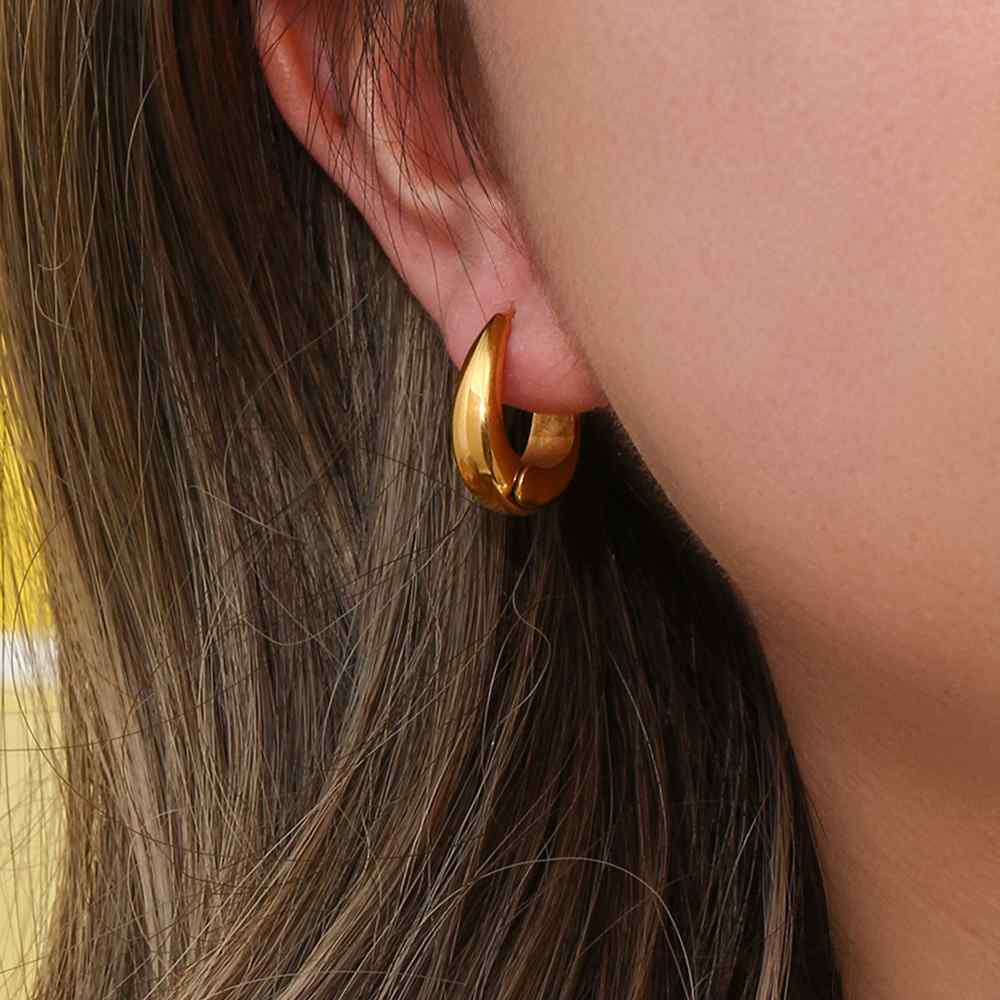 pendientes de aro ovalado grueso confeccionados en acero 316L hipoalergénico con baño de oro 18 kilates. gold plated stainless steel chunky oval hoop earrings