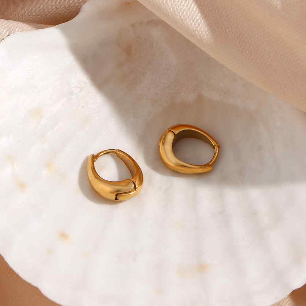 pendientes de aro ovalado grueso confeccionados en acero 316L hipoalergénico con baño de oro 18 kilates. gold plated stainless steel chunky oval hoop earrings