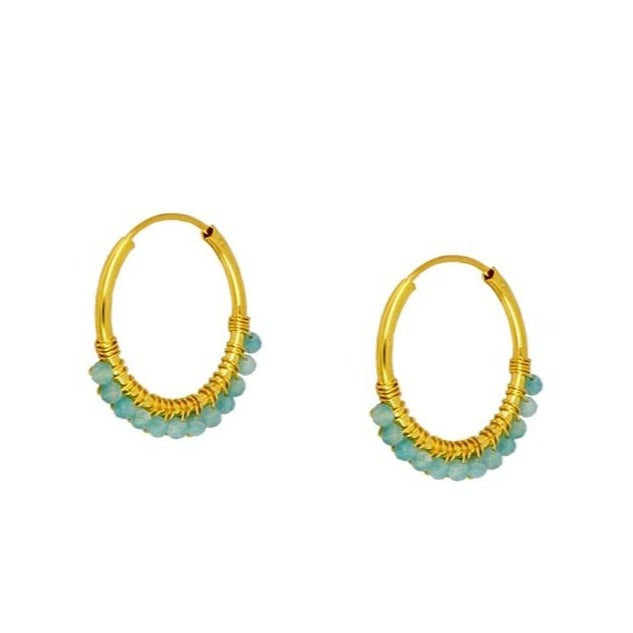 Aros estilo boho medianos y ligeros para verano con piedra natural amazonita azul verdoso o verde mint. Están confeccionados en plata de ley con baño de oro 18 kilates.
