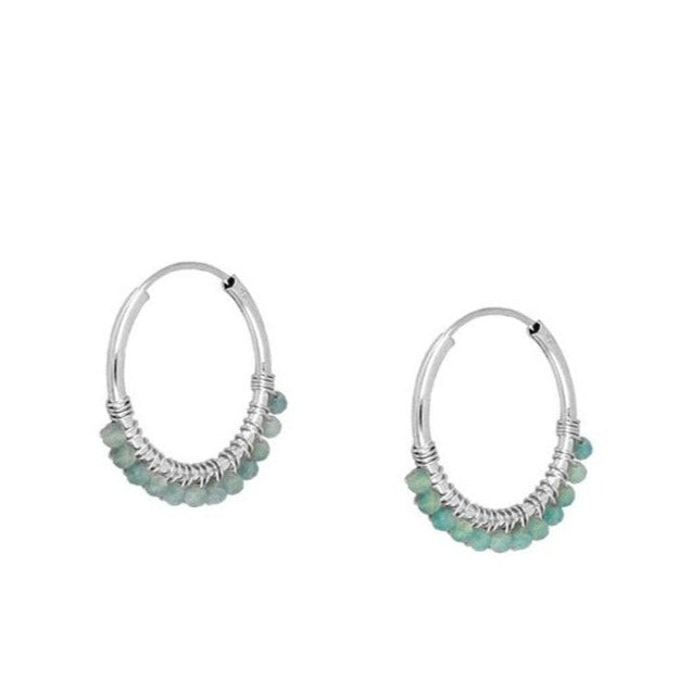 Aros estilo boho medianos y ligeros para verano con piedra natural amazonita azul verdoso o verde mint. Están confeccionados en plata de ley con baño de oro 18 kilates.