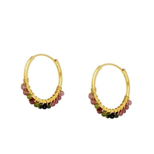 Aros medianos y ligeros para verano con piedra natural turmalina marron y rosa. Están confeccionados en plata de ley con baño de oro 18 kilates.