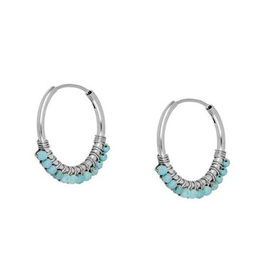 Aros medianos y ligeros para verano con piedra natural azul turquesa. Están confeccionados en plata de ley con baño de oro 18 kilates.