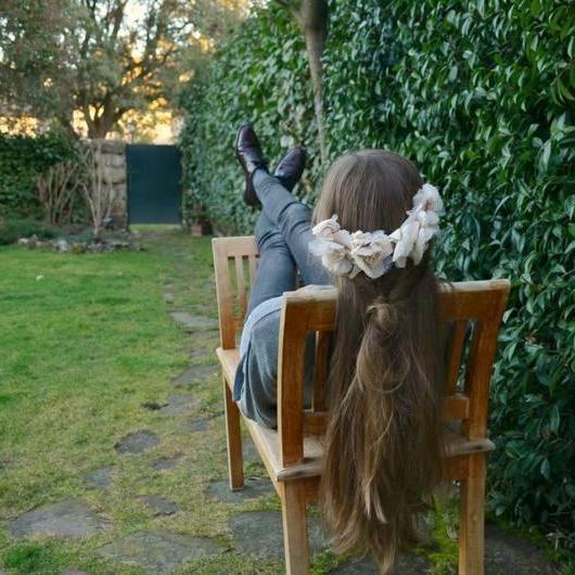 Tocado o media corona de flores nude para invitada a boda