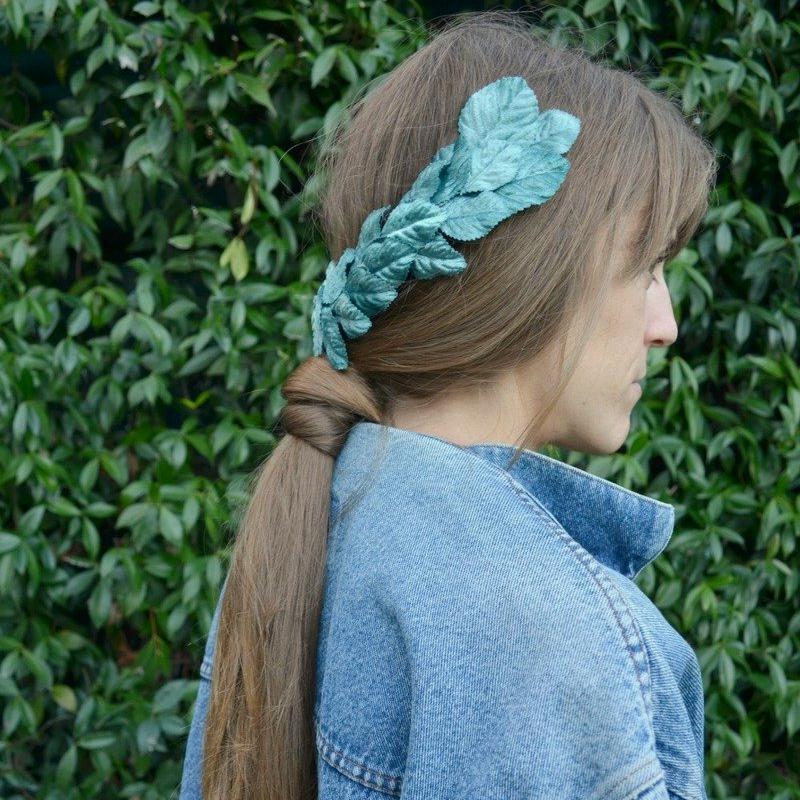 Tocado o media corona de hojas en terciopelo azul o verde turquesa para invitada a boda