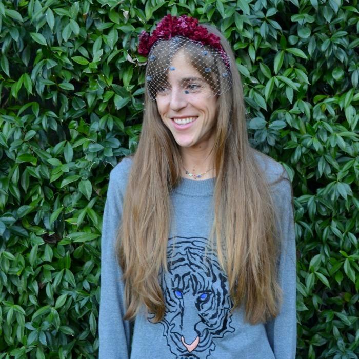 Tocado de diadema con redecilla granate y gris para invitada a boda como el de carlota casiraghi