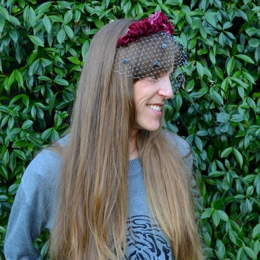Tocado de diadema con redecilla granate y gris para invitada a boda como el de carlota casiraghi