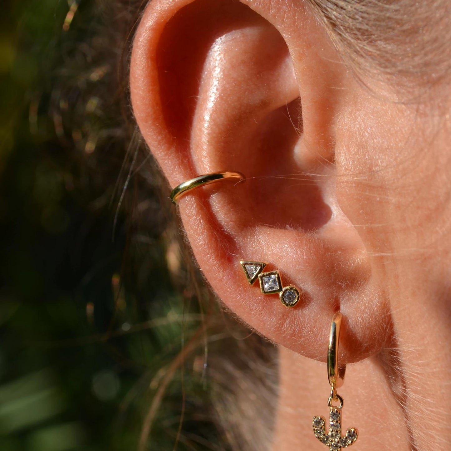 Ear cuff de aro fino o pendiente falso sin agujero imitación piercing confeccionado en plata de ley con baño de oro 18 kilates