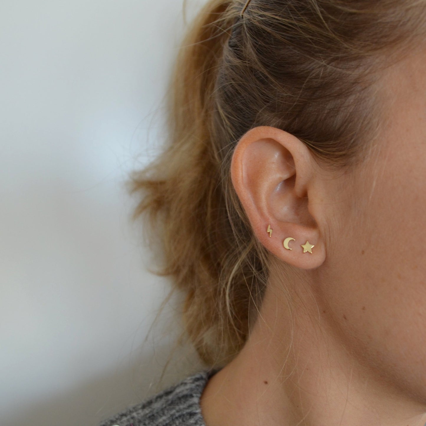 Pendientes mini o pequeños de luna para niña o piercing de mujer confeccinados en plata de ley y baño de oro 18 kilates