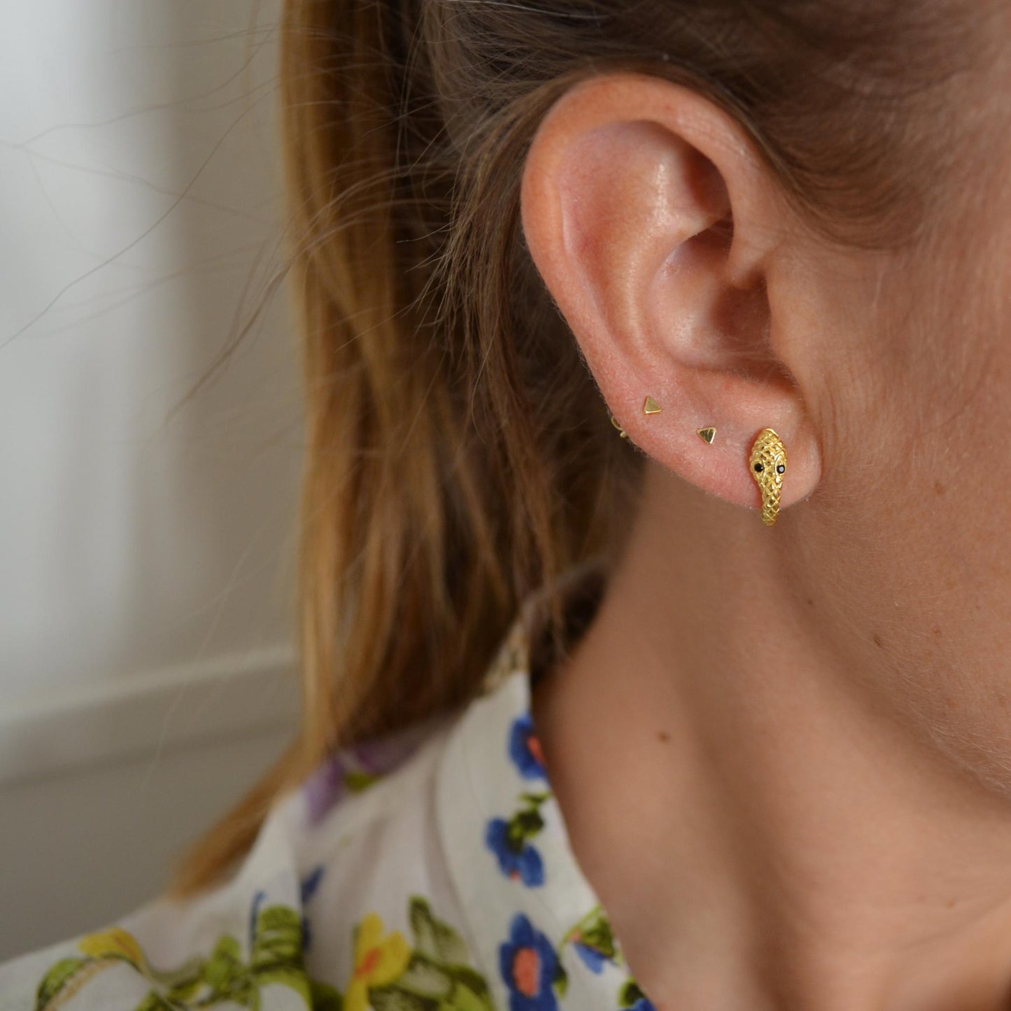 pendientes mini o pequeños de triángulo para piercing confeccionados en plata de ley con baño de oro 18 kilates