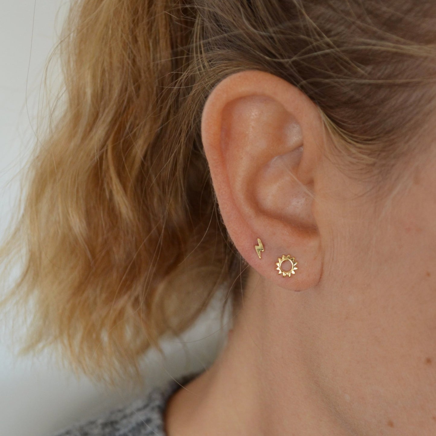 mix de pendientes y aros para piercing con luna, estrella y rayo. Están confeccionados en plata de ley 925 rodiada y plata de ley 925 con baño de oro 18 kilates.