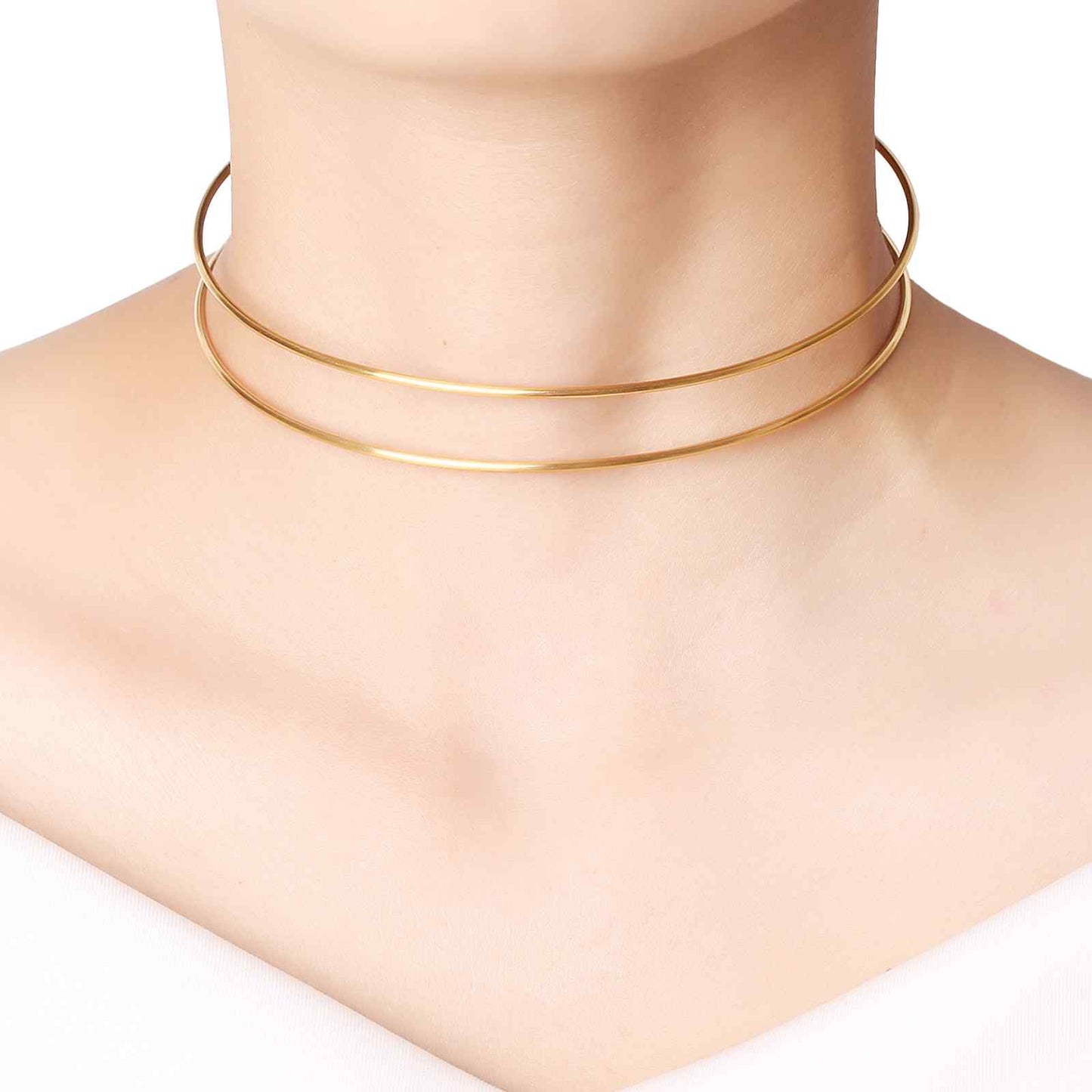 COLLAR rígido doble tipo choker waterproof o resistente al agua confeccionado en acero inoxidable con baño de oro 18 kilates. Tiene dos aros rígidos y es ajustable al cuello. Gold plated stainless Steel adjustable double ring choker necklace.