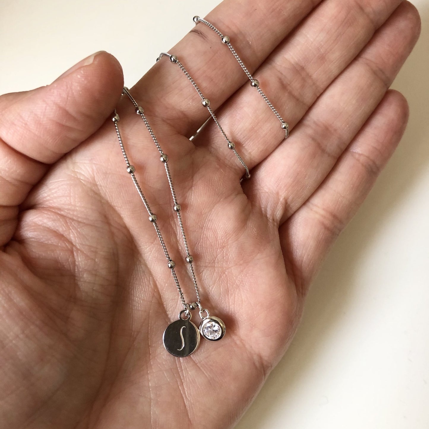 colgante o charm de calcedonia verde para que personalices tu joya de plata de ley con baño de oro 18 kilates o para hacer un regalo personalizado