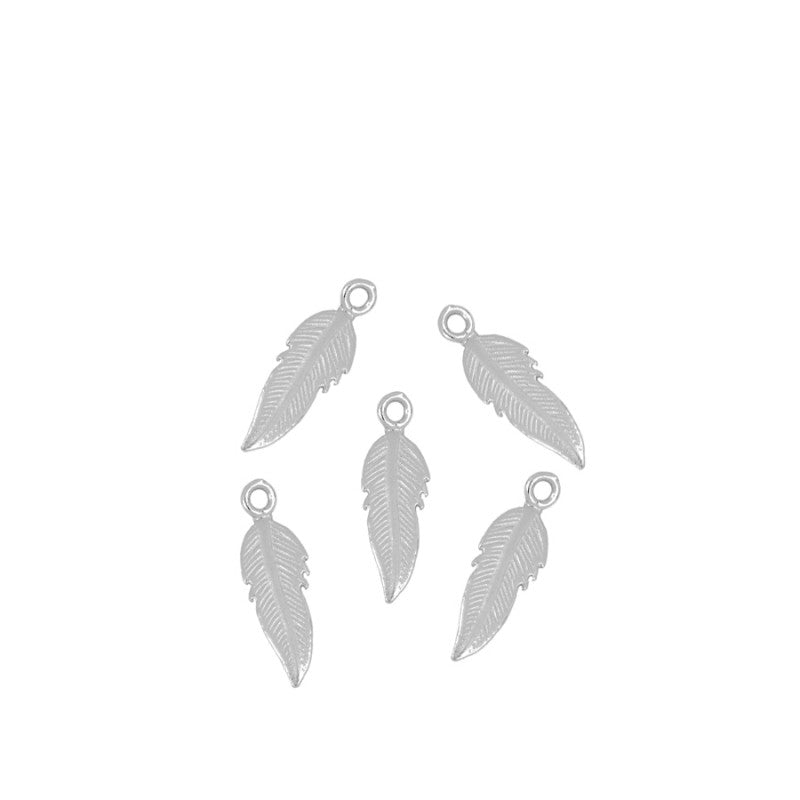 Colgante o charm de pluma para personalizar una gargantilla o pulsera en plata de ley con baño de oro 18 kilates