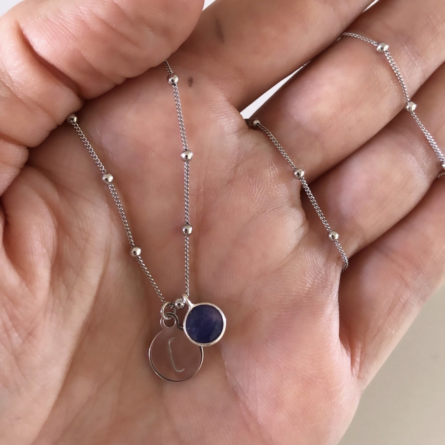 colgante o charm de calcedonia verde para que personalices tu joya de plata de ley con baño de oro 18 kilates o para hacer un regalo personalizado