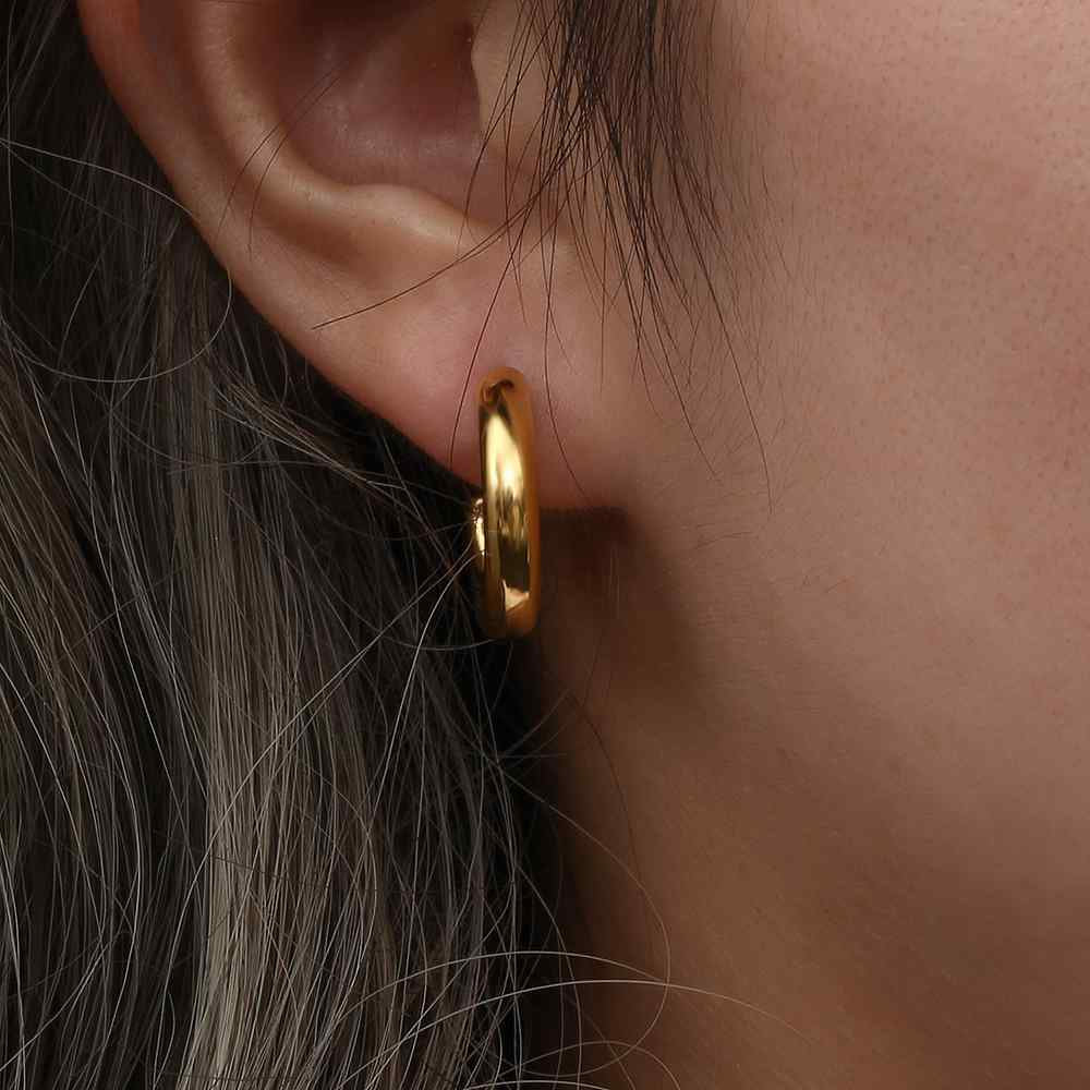 Pendientes de aro criolla mediano y grueso en acero hipoalergénico con baño de oro 18 kilates. Gold plated sterling silver big hoop stainless steel hipoallergenic earrings