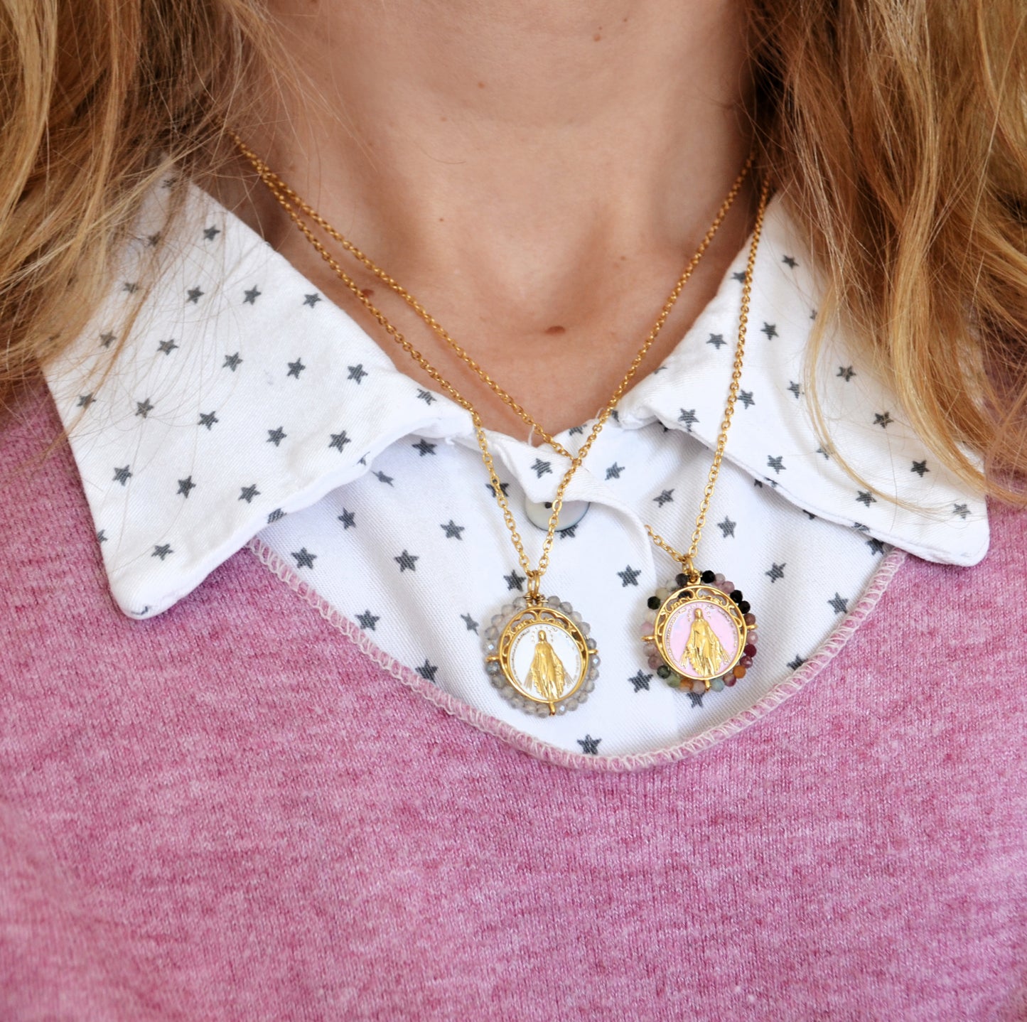 collar o cadena con medalla de la virgen milagrosa y piedra mineral labradorita. Esta gargantilla está confeccionada en acero 316L hipoalergénico con baño de oro 18 kilates y es resistente al agua. Gold plated stainless steel virgin mary pendant necklace with natural mineral stone.