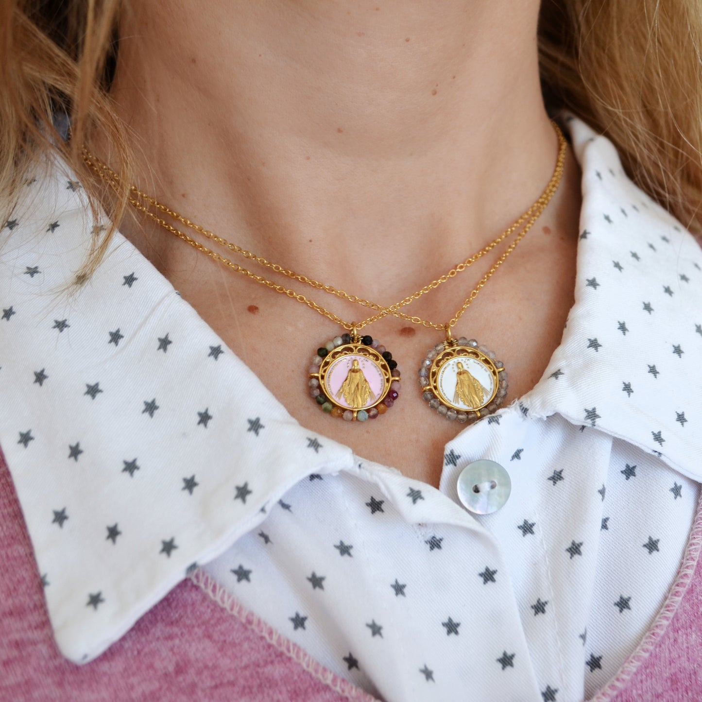 collar o cadena con medalla de la virgen milagrosa y piedra mineral labradorita. Esta gargantilla está confeccionada en acero 316L hipoalergénico con baño de oro 18 kilates y es resistente al agua. Gold plated stainless steel virgin mary pendant necklace with natural mineral stone.