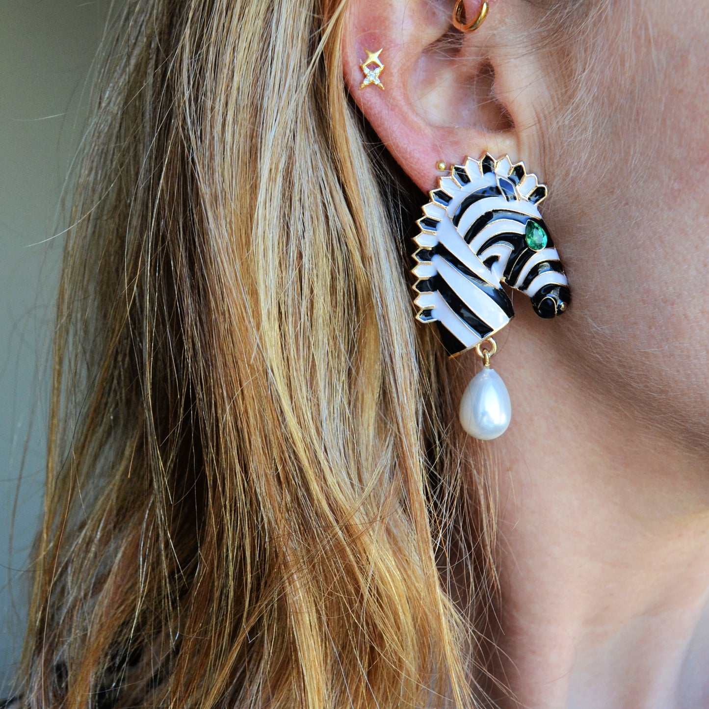 pendientes grandes de fiesta para invitada en forma de cebra blanco y negro con perla. los lleva amelia bono. big zebra earrings with pearl pendant.