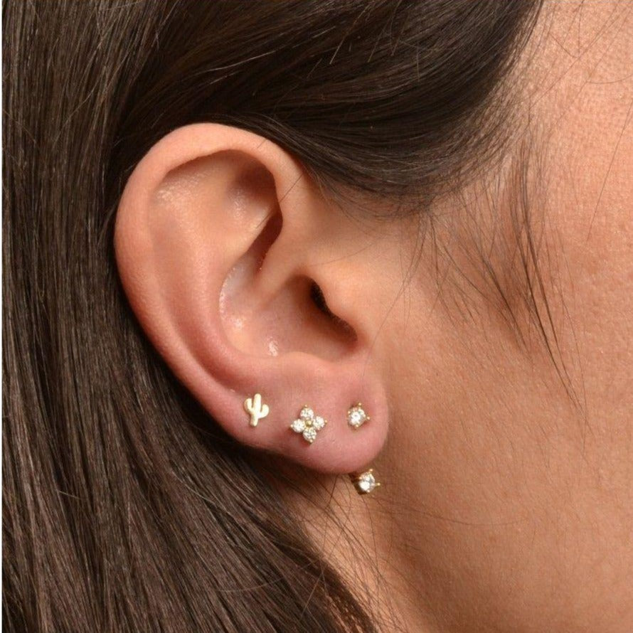 pendiente ear jacket sencillo de circonitas para llevar en agujero de piercing porque se vende por unidad y está confeccionado en plata de ley con baño de oro 18 kilates