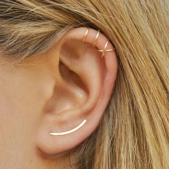 ear cuff cruzado en plata de ley 925 con baño de oro 18 kilates para llevar como un pendiente en el cartílago sin agujero