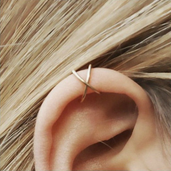 ear cuff cruzado en plata de ley 925 con baño de oro 18 kilates para llevar como un pendiente en el cartílago sin agujero