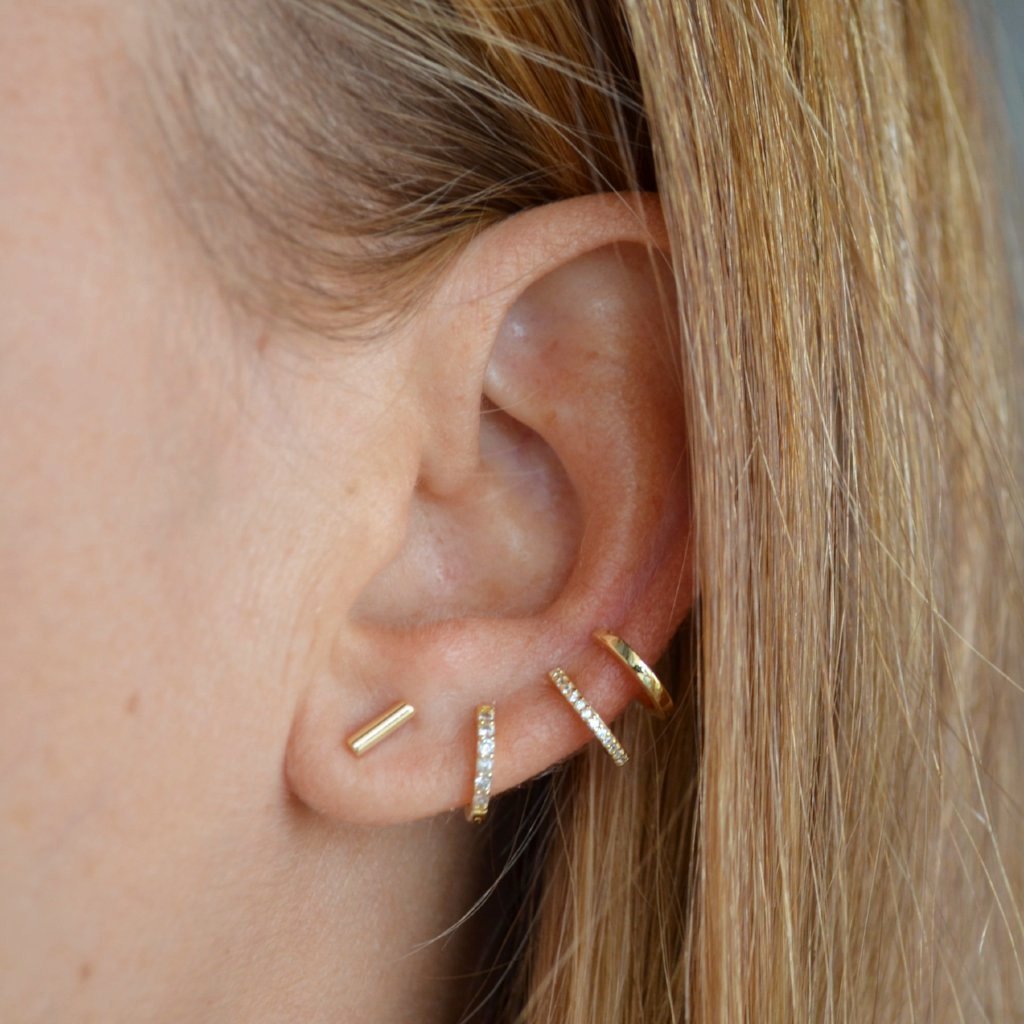 ear cuff de aro confeccionado en plata de ley 925con baño de oro 18 kilates y circonitas para llevar como un pendiente en el cartílago sin agujero