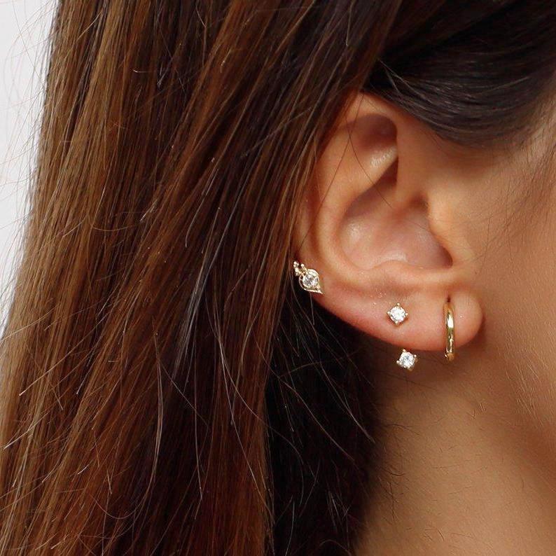 pendiente ear jacket sencillo de circonitas para llevar en agujero de piercing porque se vende por unidad y está confeccionado en plata de ley con baño de oro 18 kilates