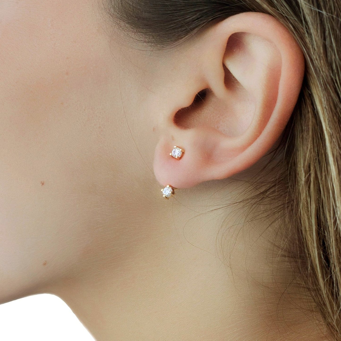 pendiente ear jacket sencillo de circonitas para llevar en agujero de piercing porque se vende por unidad y está confeccionado en plata de ley con baño de oro 18 kilates