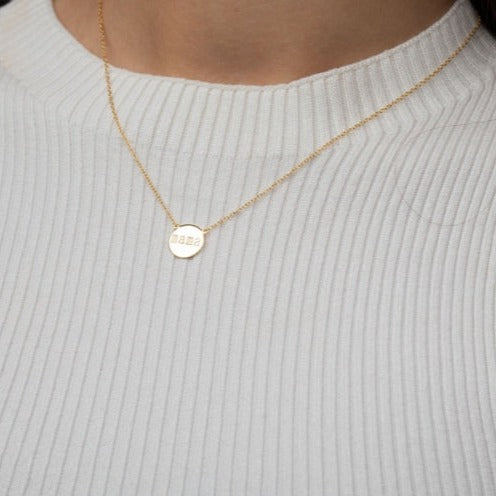 gargantilla con cadena y colgante de la palabra mamá en minúsculas confeccionada en plata de ley con baño de oro 18 kilates. El regalo perfecto para el día de la madre