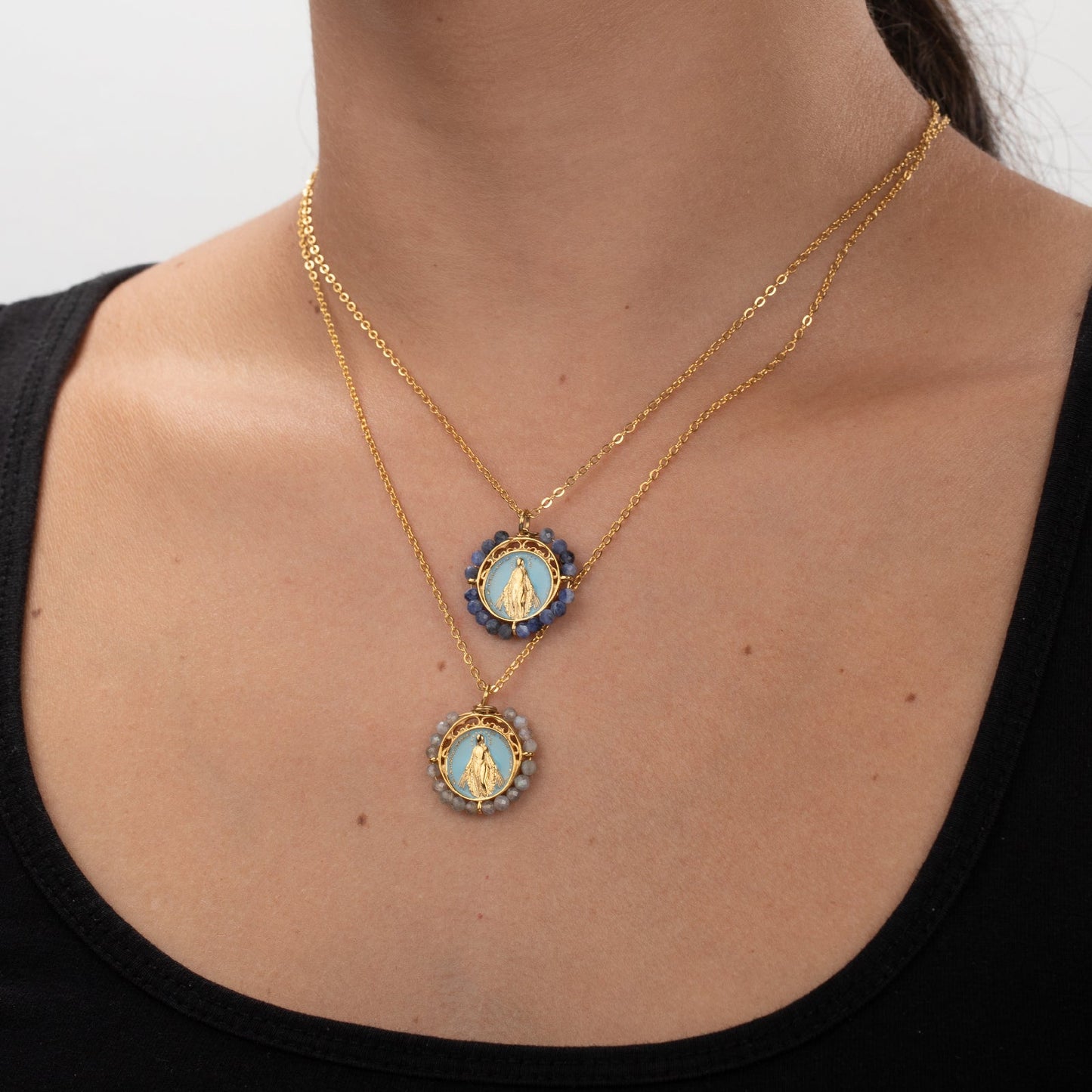 collar o cadena con medalla de la virgen milagrosa y piedra mineral labradorita. Esta gargantilla está confeccionada en acero 316L hipoalergénico con baño de oro 18 kilates y es resistente al agua. Gold plated stainless steel virgin mary pendant necklace with natural mineral stone.